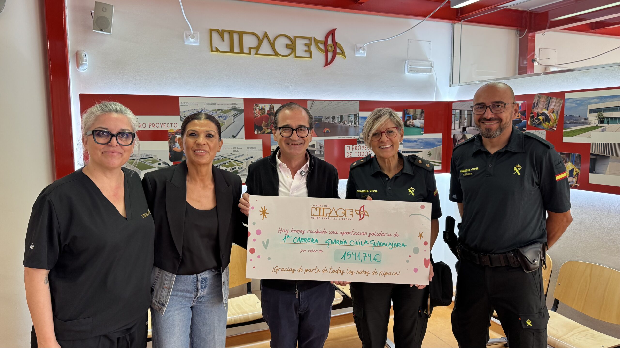 La Guardia Civil de Guadalajara entrega a NIPACE más de 1.500 euros recaudados en su I Carrera Popular